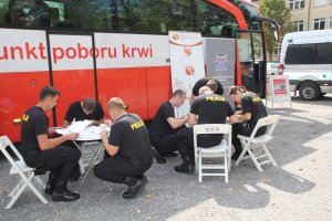 policjanci podczas akcji krwiodawstwa