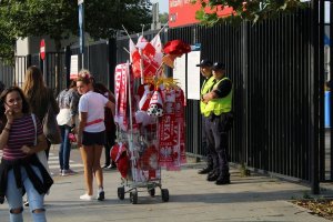 Dwaj policjanci przy bramie stadionu narodowego