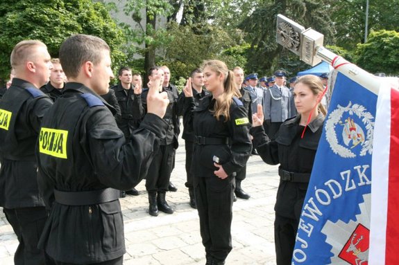 Ślubowanie młodych funkcjonariuszy, wręczenie odznaczeń, medali i nagród