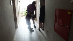 policjant prowadzi zatrzymanego