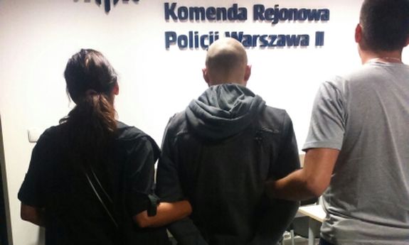 policjanci prowadzą zatrzymanego