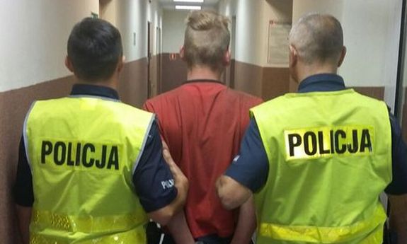 zatrzymanego mężczyznę odprowadzają dwaj policjanci