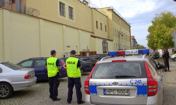 policjanci przed zakładem karnym