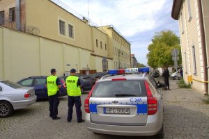 policjanci przed zakładem karnym