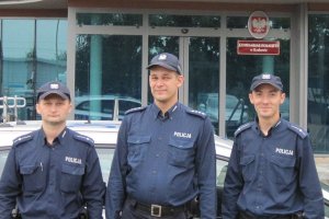 mł. asp. Mariusz Jurek, asp. szt. Stanisław Rąb, mł. asp. Piotr Głąbiński, którzy pomogli 80-letniemu mężczyźnie