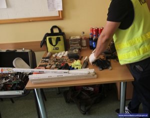 policjant i zabezpieczone przedmioty