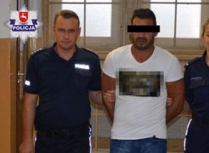 zatrzymany prowadzony przez policjanta