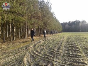 policjanci w trakcie poszukiwań