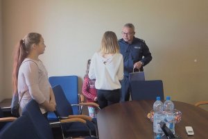 Komendant Powiatowy Policji w Międzyrzeczu mł. insp. Paweł Rynkiewicz podczas spotkania z dwiema dziewczynkami