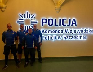 Policjanci z Samodzielnego Pododdziału Prewencji Policji w Opolu, którzy przejechali na rowerach 600 km