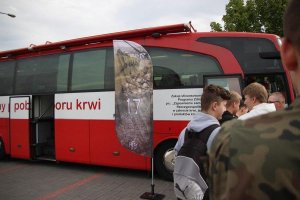 Policjanci i żołnierze zbierają krew dla Wojtka