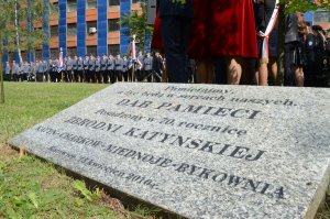 Obchody ku czci pomordowanych i poległych policjantów II RP przed Grobem Policjanta Polskiego na terenie katowickiej komendy wojewódzkiej