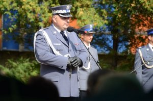 Obchody ku czci pomordowanych i poległych policjantów II RP przed Grobem Policjanta Polskiego na terenie katowickiej komendy wojewódzkiej