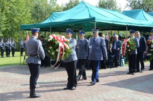 Obchody ku czci pomordowanych i poległych policjantów II RP przed Grobem Policjanta Polskiego na terenie katowickiej komendy wojewódzkiej