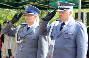 Obchody ku czci pomordowanych i poległych policjantów II RP przed Grobem Policjanta Polskiego na terenie katowickiej komendy wojewódzkiej