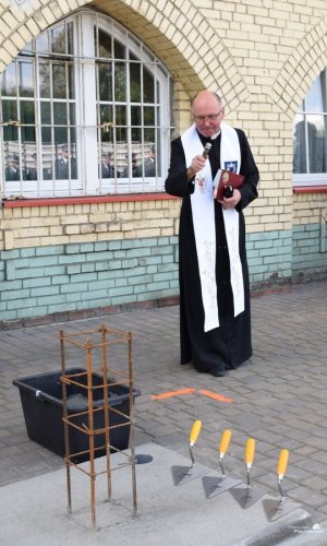 uroczystość wmurowania aktu erekcyjnego pod budowę akademika w Szkole Policji w Pile