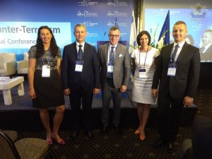 Policjanci na Szczycie antyterrorystycznym &quot;The Terrorist Maze&quot;