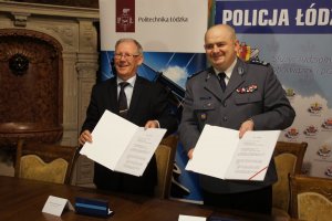 Rektor Politechniki Łódzkiej, prof. Sławomir Wiak oraz komendant wojewódzkiej policji w Łodzi - inspektor Andrzej Łapiński podpisują w rektoracie PŁ umowę o współpracy