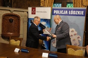 Rektor Politechniki Łódzkiej, prof. Sławomir Wiak oraz komendant wojewódzkiej policji w Łodzi - inspektor Andrzej Łapiński podpisują w rektoracie PŁ umowę o współpracy