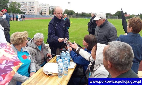 Działania prewencyjne polkowickich policjantów podczas projektu „Seniorada”