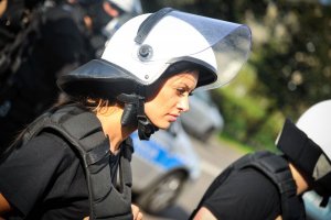 Policjanci zabezpieczają żużlowe derby