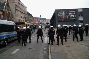 Policjanci w okolicy stadionu