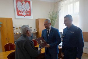 Mężczyzna odbiera list od ministra