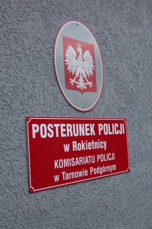 Posterunek Policji w Rokietnicy jest 54. posterunkiem w kraju i 7. w Wielkopolsce przywróconym od jesieni 2016r. Podobnie jak w innych miejscach, jego przywrócenie jest odpowiedzią na potrzeby i oczekiwania lokalnej społeczności. W remont budynku będącego siedzibą policjantów zaangażowali się także przedstawiciele samorządu wspierając inicjatywę finansowo. 

20 września br. przed siedzibą rokietnickich policjantów, podczas zbiórki odbyło się uroczyste przywrócenie posterunku. Najpierw wszystkich zaproszonych gości powitał p.o. Komendant Wojewódzki Policji w Poznaniu insp. Piotr Mąka. Następnie Minister Spraw Wewnętrznych i Administracji Mariusz Błaszczak  wręczył  symboliczny klucz do budynku kierownikowi posterunku st. asp. Tomaszowi Klonowskiemu.   

Zarówno Minister Spraw Wewnętrznych i Administracji Mariusz Błaszczak jak również Komendant Główny Policji nadinsp. dr Jarosław Szymczyk w swoich wystąpieniach podkreślali znaczenie procesu przywracania posterunków wskazując, że jest to przejaw troski o komfort życia i bezpieczeństwo obywateli, które jest jednym z podstawowych potrzeb każdego człowieka. 

Na podkreślenie zasługuje fakt, że Komendant Główny Policji zwiększył skład osobowy posterunku o dodatkowe dwa etaty (wcześniej funkcjonował tu Rewir Dzielnicowych Komisariatu Policji w Tarnowie Podgórnym). To spowodowało, że o bezpieczeństwo mieszkańców gminy będzie dbało siedmiu funkcjonariuszy. 

Kolejnym punktem uroczystości było uhonorowanie laureatów akcji Ministerstwa Spraw Wewnętrznych i Administracji pn. „Młody Bohater”. Wyjątkowe medale, będące dowodem odwagi i determinacji w ratowaniu ludzkiego życia trafiły do rąk Gabrieli Chojan oraz Jakuba Makowiaka - nastolatków, którzy pomogli poszkodowanym w wyniku wypadku autokaru. Do zdarzenia doszło 7 czerwca br. w Lutomiu. Medale wręczył osobiście Minister Spraw Wewnętrznych i Administracji Mariusz Błaszczak, który wyraził dumę z postawy młodych ludzi i pogratulował ich rodzicom takich efektów wychowania. 

Zgodnie z tradycją budynek posterunku został poświęcony przez kapelana Komendy Wojewódzkiej Policji w Poznaniu księdza prałata Stefana Komorowskiego oraz proboszcza miejscowej parafii księdza kanonika Tadeusza Lorka.  

Posterunek Policji w Rokietnicy jest 54. posterunkiem w kraju i 7. w Wielkopolsce przywróconym od jesieni 2016r. Podobnie jak w innych miejscach, jego przywrócenie jest odpowiedzią na potrzeby i oczekiwania lokalnej społeczności. W remont budynku będącego siedzibą policjantów zaangażowali się także przedstawiciele samorządu wspierając inicjatywę finansowo. 

20 września br. przed siedzibą rokietnickich policjantów, podczas zbiórki odbyło się uroczyste przywrócenie posterunku. Najpierw wszystkich zaproszonych gości powitał p.o. Komendant Wojewódzki Policji w Poznaniu insp. Piotr Mąka. Następnie Minister Spraw Wewnętrznych i Administracji Mariusz Błaszczak  wręczył  symboliczny klucz do budynku kierownikowi posterunku st. asp. Tomaszowi Klonowskiemu.   

Zarówno Minister Spraw Wewnętrznych i Administracji Mariusz Błaszczak jak również Komendant Główny Policji nadinsp. dr Jarosław Szymczyk w swoich wystąpieniach podkreślali znaczenie procesu przywracania posterunków wskazując, że jest to przejaw troski o komfort życia i bezpieczeństwo obywateli, które jest jednym z podstawowych potrzeb każdego człowieka. 

Na podkreślenie zasługuje fakt, że Komendant Główny Policji zwiększył skład osobowy posterunku o dodatkowe dwa etaty (wcześniej funkcjonował tu Rewir Dzielnicowych Komisariatu Policji w Tarnowie Podgórnym). To spowodowało, że o bezpieczeństwo mieszkańców gminy będzie dbało siedmiu funkcjonariuszy. 

Kolejnym punktem uroczystości było uhonorowanie laureatów akcji Ministerstwa Spraw Wewnętrznych i Administracji pn. „Młody Bohater”. Wyjątkowe medale, będące dowodem odwagi i determinacji w ratowaniu ludzkiego życia trafiły do rąk Gabrieli Chojan oraz Jakuba Makowiaka - nastolatków, którzy pomogli poszkodowanym w wyniku wypadku autokaru. Do zdarzenia doszło 7 czerwca br. w Lutomiu. Medale wręczył osobiście Minister Spraw Wewnętrznych i Administracji Mariusz Błaszczak, który wyraził dumę z postawy młodych ludzi i pogratulował ich rodzicom takich efektów wychowania. 

Zgodnie z tradycją budynek posterunku został poświęcony przez kapelana Komendy Wojewódzkiej Policji w Poznaniu księdza prałata Stefana Komorowskiego oraz proboszcza miejscowej parafii księdza kanonika Tadeusza Lorka.