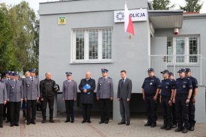 Posterunek Policji w Rokietnicy jest 54. posterunkiem w kraju i 7. w Wielkopolsce przywróconym od jesieni 2016r. Podobnie jak w innych miejscach, jego przywrócenie jest odpowiedzią na potrzeby i oczekiwania lokalnej społeczności. W remont budynku będącego siedzibą policjantów zaangażowali się także przedstawiciele samorządu wspierając inicjatywę finansowo. 

20 września br. przed siedzibą rokietnickich policjantów, podczas zbiórki odbyło się uroczyste przywrócenie posterunku. Najpierw wszystkich zaproszonych gości powitał p.o. Komendant Wojewódzki Policji w Poznaniu insp. Piotr Mąka. Następnie Minister Spraw Wewnętrznych i Administracji Mariusz Błaszczak  wręczył  symboliczny klucz do budynku kierownikowi posterunku st. asp. Tomaszowi Klonowskiemu.   

Zarówno Minister Spraw Wewnętrznych i Administracji Mariusz Błaszczak jak również Komendant Główny Policji nadinsp. dr Jarosław Szymczyk w swoich wystąpieniach podkreślali znaczenie procesu przywracania posterunków wskazując, że jest to przejaw troski o komfort życia i bezpieczeństwo obywateli, które jest jednym z podstawowych potrzeb każdego człowieka. 

Na podkreślenie zasługuje fakt, że Komendant Główny Policji zwiększył skład osobowy posterunku o dodatkowe dwa etaty (wcześniej funkcjonował tu Rewir Dzielnicowych Komisariatu Policji w Tarnowie Podgórnym). To spowodowało, że o bezpieczeństwo mieszkańców gminy będzie dbało siedmiu funkcjonariuszy. 

Kolejnym punktem uroczystości było uhonorowanie laureatów akcji Ministerstwa Spraw Wewnętrznych i Administracji pn. „Młody Bohater”. Wyjątkowe medale, będące dowodem odwagi i determinacji w ratowaniu ludzkiego życia trafiły do rąk Gabrieli Chojan oraz Jakuba Makowiaka - nastolatków, którzy pomogli poszkodowanym w wyniku wypadku autokaru. Do zdarzenia doszło 7 czerwca br. w Lutomiu. Medale wręczył osobiście Minister Spraw Wewnętrznych i Administracji Mariusz Błaszczak, który wyraził dumę z postawy młodych ludzi i pogratulował ich rodzicom takich efektów wychowania. 

Zgodnie z tradycją budynek posterunku został poświęcony przez kapelana Komendy Wojewódzkiej Policji w Poznaniu księdza prałata Stefana Komorowskiego oraz proboszcza miejscowej parafii księdza kanonika Tadeusza Lorka.  

Posterunek Policji w Rokietnicy jest 54. posterunkiem w kraju i 7. w Wielkopolsce przywróconym od jesieni 2016r. Podobnie jak w innych miejscach, jego przywrócenie jest odpowiedzią na potrzeby i oczekiwania lokalnej społeczności. W remont budynku będącego siedzibą policjantów zaangażowali się także przedstawiciele samorządu wspierając inicjatywę finansowo. 

20 września br. przed siedzibą rokietnickich policjantów, podczas zbiórki odbyło się uroczyste przywrócenie posterunku. Najpierw wszystkich zaproszonych gości powitał p.o. Komendant Wojewódzki Policji w Poznaniu insp. Piotr Mąka. Następnie Minister Spraw Wewnętrznych i Administracji Mariusz Błaszczak  wręczył  symboliczny klucz do budynku kierownikowi posterunku st. asp. Tomaszowi Klonowskiemu.   

Zarówno Minister Spraw Wewnętrznych i Administracji Mariusz Błaszczak jak również Komendant Główny Policji nadinsp. dr Jarosław Szymczyk w swoich wystąpieniach podkreślali znaczenie procesu przywracania posterunków wskazując, że jest to przejaw troski o komfort życia i bezpieczeństwo obywateli, które jest jednym z podstawowych potrzeb każdego człowieka. 

Na podkreślenie zasługuje fakt, że Komendant Główny Policji zwiększył skład osobowy posterunku o dodatkowe dwa etaty (wcześniej funkcjonował tu Rewir Dzielnicowych Komisariatu Policji w Tarnowie Podgórnym). To spowodowało, że o bezpieczeństwo mieszkańców gminy będzie dbało siedmiu funkcjonariuszy. 

Kolejnym punktem uroczystości było uhonorowanie laureatów akcji Ministerstwa Spraw Wewnętrznych i Administracji pn. „Młody Bohater”. Wyjątkowe medale, będące dowodem odwagi i determinacji w ratowaniu ludzkiego życia trafiły do rąk Gabrieli Chojan oraz Jakuba Makowiaka - nastolatków, którzy pomogli poszkodowanym w wyniku wypadku autokaru. Do zdarzenia doszło 7 czerwca br. w Lutomiu. Medale wręczył osobiście Minister Spraw Wewnętrznych i Administracji Mariusz Błaszczak, który wyraził dumę z postawy młodych ludzi i pogratulował ich rodzicom takich efektów wychowania. 

Zgodnie z tradycją budynek posterunku został poświęcony przez kapelana Komendy Wojewódzkiej Policji w Poznaniu księdza prałata Stefana Komorowskiego oraz proboszcza miejscowej parafii księdza kanonika Tadeusza Lorka.