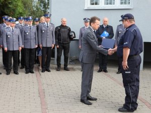 Posterunek Policji w Rokietnicy jest 54. posterunkiem w kraju i 7. w Wielkopolsce przywróconym od jesieni 2016r. Podobnie jak w innych miejscach, jego przywrócenie jest odpowiedzią na potrzeby i oczekiwania lokalnej społeczności. W remont budynku będącego siedzibą policjantów zaangażowali się także przedstawiciele samorządu wspierając inicjatywę finansowo. 

20 września br. przed siedzibą rokietnickich policjantów, podczas zbiórki odbyło się uroczyste przywrócenie posterunku. Najpierw wszystkich zaproszonych gości powitał p.o. Komendant Wojewódzki Policji w Poznaniu insp. Piotr Mąka. Następnie Minister Spraw Wewnętrznych i Administracji Mariusz Błaszczak  wręczył  symboliczny klucz do budynku kierownikowi posterunku st. asp. Tomaszowi Klonowskiemu.   

Zarówno Minister Spraw Wewnętrznych i Administracji Mariusz Błaszczak jak również Komendant Główny Policji nadinsp. dr Jarosław Szymczyk w swoich wystąpieniach podkreślali znaczenie procesu przywracania posterunków wskazując, że jest to przejaw troski o komfort życia i bezpieczeństwo obywateli, które jest jednym z podstawowych potrzeb każdego człowieka. 

Na podkreślenie zasługuje fakt, że Komendant Główny Policji zwiększył skład osobowy posterunku o dodatkowe dwa etaty (wcześniej funkcjonował tu Rewir Dzielnicowych Komisariatu Policji w Tarnowie Podgórnym). To spowodowało, że o bezpieczeństwo mieszkańców gminy będzie dbało siedmiu funkcjonariuszy. 

Kolejnym punktem uroczystości było uhonorowanie laureatów akcji Ministerstwa Spraw Wewnętrznych i Administracji pn. „Młody Bohater”. Wyjątkowe medale, będące dowodem odwagi i determinacji w ratowaniu ludzkiego życia trafiły do rąk Gabrieli Chojan oraz Jakuba Makowiaka - nastolatków, którzy pomogli poszkodowanym w wyniku wypadku autokaru. Do zdarzenia doszło 7 czerwca br. w Lutomiu. Medale wręczył osobiście Minister Spraw Wewnętrznych i Administracji Mariusz Błaszczak, który wyraził dumę z postawy młodych ludzi i pogratulował ich rodzicom takich efektów wychowania. 

Zgodnie z tradycją budynek posterunku został poświęcony przez kapelana Komendy Wojewódzkiej Policji w Poznaniu księdza prałata Stefana Komorowskiego oraz proboszcza miejscowej parafii księdza kanonika Tadeusza Lorka.  

Posterunek Policji w Rokietnicy jest 54. posterunkiem w kraju i 7. w Wielkopolsce przywróconym od jesieni 2016r. Podobnie jak w innych miejscach, jego przywrócenie jest odpowiedzią na potrzeby i oczekiwania lokalnej społeczności. W remont budynku będącego siedzibą policjantów zaangażowali się także przedstawiciele samorządu wspierając inicjatywę finansowo. 

20 września br. przed siedzibą rokietnickich policjantów, podczas zbiórki odbyło się uroczyste przywrócenie posterunku. Najpierw wszystkich zaproszonych gości powitał p.o. Komendant Wojewódzki Policji w Poznaniu insp. Piotr Mąka. Następnie Minister Spraw Wewnętrznych i Administracji Mariusz Błaszczak  wręczył  symboliczny klucz do budynku kierownikowi posterunku st. asp. Tomaszowi Klonowskiemu.   

Zarówno Minister Spraw Wewnętrznych i Administracji Mariusz Błaszczak jak również Komendant Główny Policji nadinsp. dr Jarosław Szymczyk w swoich wystąpieniach podkreślali znaczenie procesu przywracania posterunków wskazując, że jest to przejaw troski o komfort życia i bezpieczeństwo obywateli, które jest jednym z podstawowych potrzeb każdego człowieka. 

Na podkreślenie zasługuje fakt, że Komendant Główny Policji zwiększył skład osobowy posterunku o dodatkowe dwa etaty (wcześniej funkcjonował tu Rewir Dzielnicowych Komisariatu Policji w Tarnowie Podgórnym). To spowodowało, że o bezpieczeństwo mieszkańców gminy będzie dbało siedmiu funkcjonariuszy. 

Kolejnym punktem uroczystości było uhonorowanie laureatów akcji Ministerstwa Spraw Wewnętrznych i Administracji pn. „Młody Bohater”. Wyjątkowe medale, będące dowodem odwagi i determinacji w ratowaniu ludzkiego życia trafiły do rąk Gabrieli Chojan oraz Jakuba Makowiaka - nastolatków, którzy pomogli poszkodowanym w wyniku wypadku autokaru. Do zdarzenia doszło 7 czerwca br. w Lutomiu. Medale wręczył osobiście Minister Spraw Wewnętrznych i Administracji Mariusz Błaszczak, który wyraził dumę z postawy młodych ludzi i pogratulował ich rodzicom takich efektów wychowania. 

Zgodnie z tradycją budynek posterunku został poświęcony przez kapelana Komendy Wojewódzkiej Policji w Poznaniu księdza prałata Stefana Komorowskiego oraz proboszcza miejscowej parafii księdza kanonika Tadeusza Lorka.