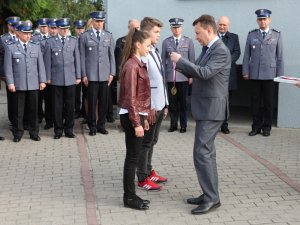 Posterunek Policji w Rokietnicy jest 54. posterunkiem w kraju i 7. w Wielkopolsce przywróconym od jesieni 2016r. Podobnie jak w innych miejscach, jego przywrócenie jest odpowiedzią na potrzeby i oczekiwania lokalnej społeczności. W remont budynku będącego siedzibą policjantów zaangażowali się także przedstawiciele samorządu wspierając inicjatywę finansowo. 

20 września br. przed siedzibą rokietnickich policjantów, podczas zbiórki odbyło się uroczyste przywrócenie posterunku. Najpierw wszystkich zaproszonych gości powitał p.o. Komendant Wojewódzki Policji w Poznaniu insp. Piotr Mąka. Następnie Minister Spraw Wewnętrznych i Administracji Mariusz Błaszczak  wręczył  symboliczny klucz do budynku kierownikowi posterunku st. asp. Tomaszowi Klonowskiemu.   

Zarówno Minister Spraw Wewnętrznych i Administracji Mariusz Błaszczak jak również Komendant Główny Policji nadinsp. dr Jarosław Szymczyk w swoich wystąpieniach podkreślali znaczenie procesu przywracania posterunków wskazując, że jest to przejaw troski o komfort życia i bezpieczeństwo obywateli, które jest jednym z podstawowych potrzeb każdego człowieka. 

Na podkreślenie zasługuje fakt, że Komendant Główny Policji zwiększył skład osobowy posterunku o dodatkowe dwa etaty (wcześniej funkcjonował tu Rewir Dzielnicowych Komisariatu Policji w Tarnowie Podgórnym). To spowodowało, że o bezpieczeństwo mieszkańców gminy będzie dbało siedmiu funkcjonariuszy. 

Kolejnym punktem uroczystości było uhonorowanie laureatów akcji Ministerstwa Spraw Wewnętrznych i Administracji pn. „Młody Bohater”. Wyjątkowe medale, będące dowodem odwagi i determinacji w ratowaniu ludzkiego życia trafiły do rąk Gabrieli Chojan oraz Jakuba Makowiaka - nastolatków, którzy pomogli poszkodowanym w wyniku wypadku autokaru. Do zdarzenia doszło 7 czerwca br. w Lutomiu. Medale wręczył osobiście Minister Spraw Wewnętrznych i Administracji Mariusz Błaszczak, który wyraził dumę z postawy młodych ludzi i pogratulował ich rodzicom takich efektów wychowania. 

Zgodnie z tradycją budynek posterunku został poświęcony przez kapelana Komendy Wojewódzkiej Policji w Poznaniu księdza prałata Stefana Komorowskiego oraz proboszcza miejscowej parafii księdza kanonika Tadeusza Lorka.  

Posterunek Policji w Rokietnicy jest 54. posterunkiem w kraju i 7. w Wielkopolsce przywróconym od jesieni 2016r. Podobnie jak w innych miejscach, jego przywrócenie jest odpowiedzią na potrzeby i oczekiwania lokalnej społeczności. W remont budynku będącego siedzibą policjantów zaangażowali się także przedstawiciele samorządu wspierając inicjatywę finansowo. 

20 września br. przed siedzibą rokietnickich policjantów, podczas zbiórki odbyło się uroczyste przywrócenie posterunku. Najpierw wszystkich zaproszonych gości powitał p.o. Komendant Wojewódzki Policji w Poznaniu insp. Piotr Mąka. Następnie Minister Spraw Wewnętrznych i Administracji Mariusz Błaszczak  wręczył  symboliczny klucz do budynku kierownikowi posterunku st. asp. Tomaszowi Klonowskiemu.   

Zarówno Minister Spraw Wewnętrznych i Administracji Mariusz Błaszczak jak również Komendant Główny Policji nadinsp. dr Jarosław Szymczyk w swoich wystąpieniach podkreślali znaczenie procesu przywracania posterunków wskazując, że jest to przejaw troski o komfort życia i bezpieczeństwo obywateli, które jest jednym z podstawowych potrzeb każdego człowieka. 

Na podkreślenie zasługuje fakt, że Komendant Główny Policji zwiększył skład osobowy posterunku o dodatkowe dwa etaty (wcześniej funkcjonował tu Rewir Dzielnicowych Komisariatu Policji w Tarnowie Podgórnym). To spowodowało, że o bezpieczeństwo mieszkańców gminy będzie dbało siedmiu funkcjonariuszy. 

Kolejnym punktem uroczystości było uhonorowanie laureatów akcji Ministerstwa Spraw Wewnętrznych i Administracji pn. „Młody Bohater”. Wyjątkowe medale, będące dowodem odwagi i determinacji w ratowaniu ludzkiego życia trafiły do rąk Gabrieli Chojan oraz Jakuba Makowiaka - nastolatków, którzy pomogli poszkodowanym w wyniku wypadku autokaru. Do zdarzenia doszło 7 czerwca br. w Lutomiu. Medale wręczył osobiście Minister Spraw Wewnętrznych i Administracji Mariusz Błaszczak, który wyraził dumę z postawy młodych ludzi i pogratulował ich rodzicom takich efektów wychowania. 

Zgodnie z tradycją budynek posterunku został poświęcony przez kapelana Komendy Wojewódzkiej Policji w Poznaniu księdza prałata Stefana Komorowskiego oraz proboszcza miejscowej parafii księdza kanonika Tadeusza Lorka.