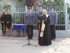 Posterunek Policji w Rokietnicy jest 54. posterunkiem w kraju i 7. w Wielkopolsce przywróconym od jesieni 2016r. Podobnie jak w innych miejscach, jego przywrócenie jest odpowiedzią na potrzeby i oczekiwania lokalnej społeczności. W remont budynku będącego siedzibą policjantów zaangażowali się także przedstawiciele samorządu wspierając inicjatywę finansowo. 

20 września br. przed siedzibą rokietnickich policjantów, podczas zbiórki odbyło się uroczyste przywrócenie posterunku. Najpierw wszystkich zaproszonych gości powitał p.o. Komendant Wojewódzki Policji w Poznaniu insp. Piotr Mąka. Następnie Minister Spraw Wewnętrznych i Administracji Mariusz Błaszczak  wręczył  symboliczny klucz do budynku kierownikowi posterunku st. asp. Tomaszowi Klonowskiemu.   

Zarówno Minister Spraw Wewnętrznych i Administracji Mariusz Błaszczak jak również Komendant Główny Policji nadinsp. dr Jarosław Szymczyk w swoich wystąpieniach podkreślali znaczenie procesu przywracania posterunków wskazując, że jest to przejaw troski o komfort życia i bezpieczeństwo obywateli, które jest jednym z podstawowych potrzeb każdego człowieka. 

Na podkreślenie zasługuje fakt, że Komendant Główny Policji zwiększył skład osobowy posterunku o dodatkowe dwa etaty (wcześniej funkcjonował tu Rewir Dzielnicowych Komisariatu Policji w Tarnowie Podgórnym). To spowodowało, że o bezpieczeństwo mieszkańców gminy będzie dbało siedmiu funkcjonariuszy. 

Kolejnym punktem uroczystości było uhonorowanie laureatów akcji Ministerstwa Spraw Wewnętrznych i Administracji pn. „Młody Bohater”. Wyjątkowe medale, będące dowodem odwagi i determinacji w ratowaniu ludzkiego życia trafiły do rąk Gabrieli Chojan oraz Jakuba Makowiaka - nastolatków, którzy pomogli poszkodowanym w wyniku wypadku autokaru. Do zdarzenia doszło 7 czerwca br. w Lutomiu. Medale wręczył osobiście Minister Spraw Wewnętrznych i Administracji Mariusz Błaszczak, który wyraził dumę z postawy młodych ludzi i pogratulował ich rodzicom takich efektów wychowania. 

Zgodnie z tradycją budynek posterunku został poświęcony przez kapelana Komendy Wojewódzkiej Policji w Poznaniu księdza prałata Stefana Komorowskiego oraz proboszcza miejscowej parafii księdza kanonika Tadeusza Lorka.  

Posterunek Policji w Rokietnicy jest 54. posterunkiem w kraju i 7. w Wielkopolsce przywróconym od jesieni 2016r. Podobnie jak w innych miejscach, jego przywrócenie jest odpowiedzią na potrzeby i oczekiwania lokalnej społeczności. W remont budynku będącego siedzibą policjantów zaangażowali się także przedstawiciele samorządu wspierając inicjatywę finansowo. 

20 września br. przed siedzibą rokietnickich policjantów, podczas zbiórki odbyło się uroczyste przywrócenie posterunku. Najpierw wszystkich zaproszonych gości powitał p.o. Komendant Wojewódzki Policji w Poznaniu insp. Piotr Mąka. Następnie Minister Spraw Wewnętrznych i Administracji Mariusz Błaszczak  wręczył  symboliczny klucz do budynku kierownikowi posterunku st. asp. Tomaszowi Klonowskiemu.   

Zarówno Minister Spraw Wewnętrznych i Administracji Mariusz Błaszczak jak również Komendant Główny Policji nadinsp. dr Jarosław Szymczyk w swoich wystąpieniach podkreślali znaczenie procesu przywracania posterunków wskazując, że jest to przejaw troski o komfort życia i bezpieczeństwo obywateli, które jest jednym z podstawowych potrzeb każdego człowieka. 

Na podkreślenie zasługuje fakt, że Komendant Główny Policji zwiększył skład osobowy posterunku o dodatkowe dwa etaty (wcześniej funkcjonował tu Rewir Dzielnicowych Komisariatu Policji w Tarnowie Podgórnym). To spowodowało, że o bezpieczeństwo mieszkańców gminy będzie dbało siedmiu funkcjonariuszy. 

Kolejnym punktem uroczystości było uhonorowanie laureatów akcji Ministerstwa Spraw Wewnętrznych i Administracji pn. „Młody Bohater”. Wyjątkowe medale, będące dowodem odwagi i determinacji w ratowaniu ludzkiego życia trafiły do rąk Gabrieli Chojan oraz Jakuba Makowiaka - nastolatków, którzy pomogli poszkodowanym w wyniku wypadku autokaru. Do zdarzenia doszło 7 czerwca br. w Lutomiu. Medale wręczył osobiście Minister Spraw Wewnętrznych i Administracji Mariusz Błaszczak, który wyraził dumę z postawy młodych ludzi i pogratulował ich rodzicom takich efektów wychowania. 

Zgodnie z tradycją budynek posterunku został poświęcony przez kapelana Komendy Wojewódzkiej Policji w Poznaniu księdza prałata Stefana Komorowskiego oraz proboszcza miejscowej parafii księdza kanonika Tadeusza Lorka.