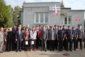 Posterunek Policji w Rokietnicy jest 54. posterunkiem w kraju i 7. w Wielkopolsce przywróconym od jesieni 2016r. Podobnie jak w innych miejscach, jego przywrócenie jest odpowiedzią na potrzeby i oczekiwania lokalnej społeczności. W remont budynku będącego siedzibą policjantów zaangażowali się także przedstawiciele samorządu wspierając inicjatywę finansowo. 

20 września br. przed siedzibą rokietnickich policjantów, podczas zbiórki odbyło się uroczyste przywrócenie posterunku. Najpierw wszystkich zaproszonych gości powitał p.o. Komendant Wojewódzki Policji w Poznaniu insp. Piotr Mąka. Następnie Minister Spraw Wewnętrznych i Administracji Mariusz Błaszczak  wręczył  symboliczny klucz do budynku kierownikowi posterunku st. asp. Tomaszowi Klonowskiemu.   

Zarówno Minister Spraw Wewnętrznych i Administracji Mariusz Błaszczak jak również Komendant Główny Policji nadinsp. dr Jarosław Szymczyk w swoich wystąpieniach podkreślali znaczenie procesu przywracania posterunków wskazując, że jest to przejaw troski o komfort życia i bezpieczeństwo obywateli, które jest jednym z podstawowych potrzeb każdego człowieka. 

Na podkreślenie zasługuje fakt, że Komendant Główny Policji zwiększył skład osobowy posterunku o dodatkowe dwa etaty (wcześniej funkcjonował tu Rewir Dzielnicowych Komisariatu Policji w Tarnowie Podgórnym). To spowodowało, że o bezpieczeństwo mieszkańców gminy będzie dbało siedmiu funkcjonariuszy. 

Kolejnym punktem uroczystości było uhonorowanie laureatów akcji Ministerstwa Spraw Wewnętrznych i Administracji pn. „Młody Bohater”. Wyjątkowe medale, będące dowodem odwagi i determinacji w ratowaniu ludzkiego życia trafiły do rąk Gabrieli Chojan oraz Jakuba Makowiaka - nastolatków, którzy pomogli poszkodowanym w wyniku wypadku autokaru. Do zdarzenia doszło 7 czerwca br. w Lutomiu. Medale wręczył osobiście Minister Spraw Wewnętrznych i Administracji Mariusz Błaszczak, który wyraził dumę z postawy młodych ludzi i pogratulował ich rodzicom takich efektów wychowania. 

Zgodnie z tradycją budynek posterunku został poświęcony przez kapelana Komendy Wojewódzkiej Policji w Poznaniu księdza prałata Stefana Komorowskiego oraz proboszcza miejscowej parafii księdza kanonika Tadeusza Lorka.  

Posterunek Policji w Rokietnicy jest 54. posterunkiem w kraju i 7. w Wielkopolsce przywróconym od jesieni 2016r. Podobnie jak w innych miejscach, jego przywrócenie jest odpowiedzią na potrzeby i oczekiwania lokalnej społeczności. W remont budynku będącego siedzibą policjantów zaangażowali się także przedstawiciele samorządu wspierając inicjatywę finansowo. 

20 września br. przed siedzibą rokietnickich policjantów, podczas zbiórki odbyło się uroczyste przywrócenie posterunku. Najpierw wszystkich zaproszonych gości powitał p.o. Komendant Wojewódzki Policji w Poznaniu insp. Piotr Mąka. Następnie Minister Spraw Wewnętrznych i Administracji Mariusz Błaszczak  wręczył  symboliczny klucz do budynku kierownikowi posterunku st. asp. Tomaszowi Klonowskiemu.   

Zarówno Minister Spraw Wewnętrznych i Administracji Mariusz Błaszczak jak również Komendant Główny Policji nadinsp. dr Jarosław Szymczyk w swoich wystąpieniach podkreślali znaczenie procesu przywracania posterunków wskazując, że jest to przejaw troski o komfort życia i bezpieczeństwo obywateli, które jest jednym z podstawowych potrzeb każdego człowieka. 

Na podkreślenie zasługuje fakt, że Komendant Główny Policji zwiększył skład osobowy posterunku o dodatkowe dwa etaty (wcześniej funkcjonował tu Rewir Dzielnicowych Komisariatu Policji w Tarnowie Podgórnym). To spowodowało, że o bezpieczeństwo mieszkańców gminy będzie dbało siedmiu funkcjonariuszy. 

Kolejnym punktem uroczystości było uhonorowanie laureatów akcji Ministerstwa Spraw Wewnętrznych i Administracji pn. „Młody Bohater”. Wyjątkowe medale, będące dowodem odwagi i determinacji w ratowaniu ludzkiego życia trafiły do rąk Gabrieli Chojan oraz Jakuba Makowiaka - nastolatków, którzy pomogli poszkodowanym w wyniku wypadku autokaru. Do zdarzenia doszło 7 czerwca br. w Lutomiu. Medale wręczył osobiście Minister Spraw Wewnętrznych i Administracji Mariusz Błaszczak, który wyraził dumę z postawy młodych ludzi i pogratulował ich rodzicom takich efektów wychowania. 

Zgodnie z tradycją budynek posterunku został poświęcony przez kapelana Komendy Wojewódzkiej Policji w Poznaniu księdza prałata Stefana Komorowskiego oraz proboszcza miejscowej parafii księdza kanonika Tadeusza Lorka.