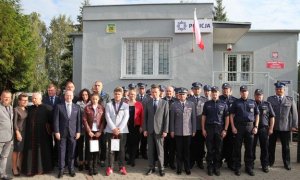 Posterunek Policji w Rokietnicy jest 54. posterunkiem w kraju i 7. w Wielkopolsce przywróconym od jesieni 2016r. Podobnie jak w innych miejscach, jego przywrócenie jest odpowiedzią na potrzeby i oczekiwania lokalnej społeczności. W remont budynku będącego siedzibą policjantów zaangażowali się także przedstawiciele samorządu wspierając inicjatywę finansowo. 

20 września br. przed siedzibą rokietnickich policjantów, podczas zbiórki odbyło się uroczyste przywrócenie posterunku. Najpierw wszystkich zaproszonych gości powitał p.o. Komendant Wojewódzki Policji w Poznaniu insp. Piotr Mąka. Następnie Minister Spraw Wewnętrznych i Administracji Mariusz Błaszczak  wręczył  symboliczny klucz do budynku kierownikowi posterunku st. asp. Tomaszowi Klonowskiemu.   

Zarówno Minister Spraw Wewnętrznych i Administracji Mariusz Błaszczak jak również Komendant Główny Policji nadinsp. dr Jarosław Szymczyk w swoich wystąpieniach podkreślali znaczenie procesu przywracania posterunków wskazując, że jest to przejaw troski o komfort życia i bezpieczeństwo obywateli, które jest jednym z podstawowych potrzeb każdego człowieka. 

Na podkreślenie zasługuje fakt, że Komendant Główny Policji zwiększył skład osobowy posterunku o dodatkowe dwa etaty (wcześniej funkcjonował tu Rewir Dzielnicowych Komisariatu Policji w Tarnowie Podgórnym). To spowodowało, że o bezpieczeństwo mieszkańców gminy będzie dbało siedmiu funkcjonariuszy. 

Kolejnym punktem uroczystości było uhonorowanie laureatów akcji Ministerstwa Spraw Wewnętrznych i Administracji pn. „Młody Bohater”. Wyjątkowe medale, będące dowodem odwagi i determinacji w ratowaniu ludzkiego życia trafiły do rąk Gabrieli Chojan oraz Jakuba Makowiaka - nastolatków, którzy pomogli poszkodowanym w wyniku wypadku autokaru. Do zdarzenia doszło 7 czerwca br. w Lutomiu. Medale wręczył osobiście Minister Spraw Wewnętrznych i Administracji Mariusz Błaszczak, który wyraził dumę z postawy młodych ludzi i pogratulował ich rodzicom takich efektów wychowania. 

Zgodnie z tradycją budynek posterunku został poświęcony przez kapelana Komendy Wojewódzkiej Policji w Poznaniu księdza prałata Stefana Komorowskiego oraz proboszcza miejscowej parafii księdza kanonika Tadeusza Lorka.  

Posterunek Policji w Rokietnicy jest 54. posterunkiem w kraju i 7. w Wielkopolsce przywróconym od jesieni 2016r. Podobnie jak w innych miejscach, jego przywrócenie jest odpowiedzią na potrzeby i oczekiwania lokalnej społeczności. W remont budynku będącego siedzibą policjantów zaangażowali się także przedstawiciele samorządu wspierając inicjatywę finansowo. 

20 września br. przed siedzibą rokietnickich policjantów, podczas zbiórki odbyło się uroczyste przywrócenie posterunku. Najpierw wszystkich zaproszonych gości powitał p.o. Komendant Wojewódzki Policji w Poznaniu insp. Piotr Mąka. Następnie Minister Spraw Wewnętrznych i Administracji Mariusz Błaszczak  wręczył  symboliczny klucz do budynku kierownikowi posterunku st. asp. Tomaszowi Klonowskiemu.   

Zarówno Minister Spraw Wewnętrznych i Administracji Mariusz Błaszczak jak również Komendant Główny Policji nadinsp. dr Jarosław Szymczyk w swoich wystąpieniach podkreślali znaczenie procesu przywracania posterunków wskazując, że jest to przejaw troski o komfort życia i bezpieczeństwo obywateli, które jest jednym z podstawowych potrzeb każdego człowieka. 

Na podkreślenie zasługuje fakt, że Komendant Główny Policji zwiększył skład osobowy posterunku o dodatkowe dwa etaty (wcześniej funkcjonował tu Rewir Dzielnicowych Komisariatu Policji w Tarnowie Podgórnym). To spowodowało, że o bezpieczeństwo mieszkańców gminy będzie dbało siedmiu funkcjonariuszy. 

Kolejnym punktem uroczystości było uhonorowanie laureatów akcji Ministerstwa Spraw Wewnętrznych i Administracji pn. „Młody Bohater”. Wyjątkowe medale, będące dowodem odwagi i determinacji w ratowaniu ludzkiego życia trafiły do rąk Gabrieli Chojan oraz Jakuba Makowiaka - nastolatków, którzy pomogli poszkodowanym w wyniku wypadku autokaru. Do zdarzenia doszło 7 czerwca br. w Lutomiu. Medale wręczył osobiście Minister Spraw Wewnętrznych i Administracji Mariusz Błaszczak, który wyraził dumę z postawy młodych ludzi i pogratulował ich rodzicom takich efektów wychowania. 

Zgodnie z tradycją budynek posterunku został poświęcony przez kapelana Komendy Wojewódzkiej Policji w Poznaniu księdza prałata Stefana Komorowskiego oraz proboszcza miejscowej parafii księdza kanonika Tadeusza Lorka.