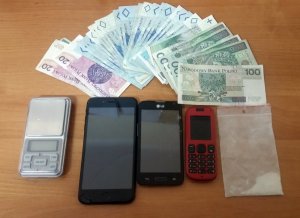 zabezpieczone pieniądze, narkotyki i telefony