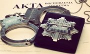 Odznaka policyjna, kajdanki i akta