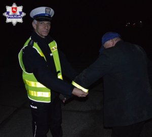 policjant i pieszy z elementami odblaskowymi na kurtce
