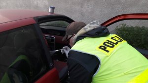 policjant wykonuje czynności