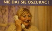 starsza pani rozmawiająca przez telefon i napis: Nie daj się oszukać!