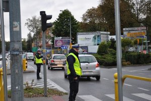 Policjanci pomagają przy usuwaniu skutków Orkanu Ksawery