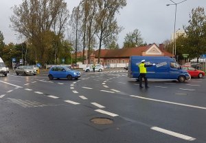 Policjanci pomagają przy usuwaniu skutków Orkanu Ksawery