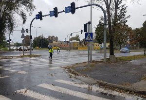 Policjanci pomagają przy usuwaniu skutków Orkanu Ksawery