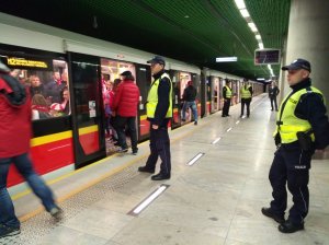 Fotorelacja z zabezpieczenia przejazdu kibiców podczas wczorajszego meczu Polska - Czarnogóra na Stadionie Narodowym w Warszawie