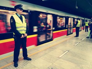 Fotorelacja z zabezpieczenia przejazdu kibiców podczas wczorajszego meczu Polska - Czarnogóra na Stadionie Narodowym w Warszawie