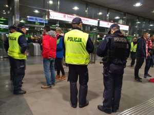 Fotorelacja z zabezpieczenia przejazdu kibiców podczas wczorajszego meczu Polska - Czarnogóra na Stadionie Narodowym w Warszawie