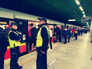 Fotorelacja z zabezpieczenia przejazdu kibiców podczas wczorajszego meczu Polska - Czarnogóra na Stadionie Narodowym w Warszawie