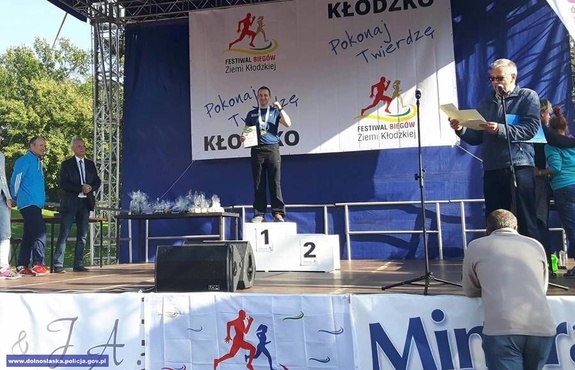 Pierwsze miejsce dla wałbrzyskiego policjanta podczas imprezy sportowej pn. „Festiwal Biegów Ziemi Kłodzkiej – Pokonaj Twierdzę”