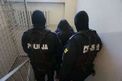 policjanci prowadzą znajomego