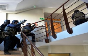 Atak terrorystyczny w Urzędzie Marszałkowskim – ćwiczenia wrocławskich policjantów i służb ratunkowych