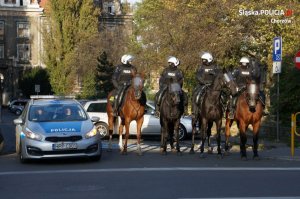 policyjny pluton konny i radiowóz